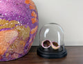 Roze bergkristal Geode in luxe glazen stolp
