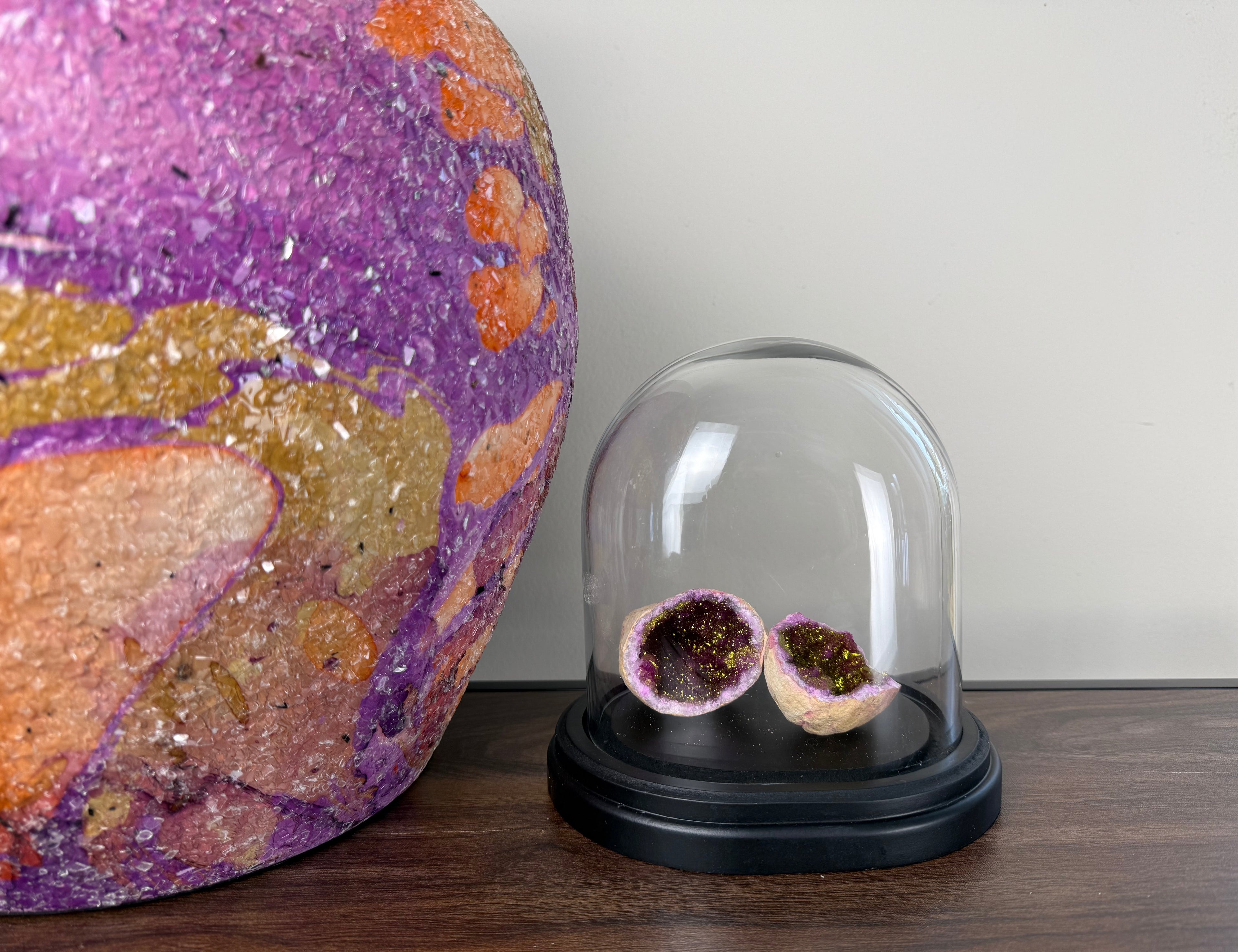 Roze bergkristal Geode in luxe glazen stolp