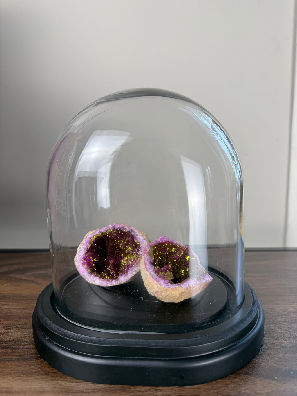 Roze bergkristal Geode in luxe glazen stolp
