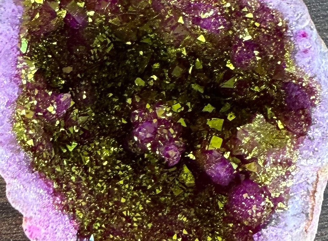 Roze bergkristal Geode in luxe glazen stolp