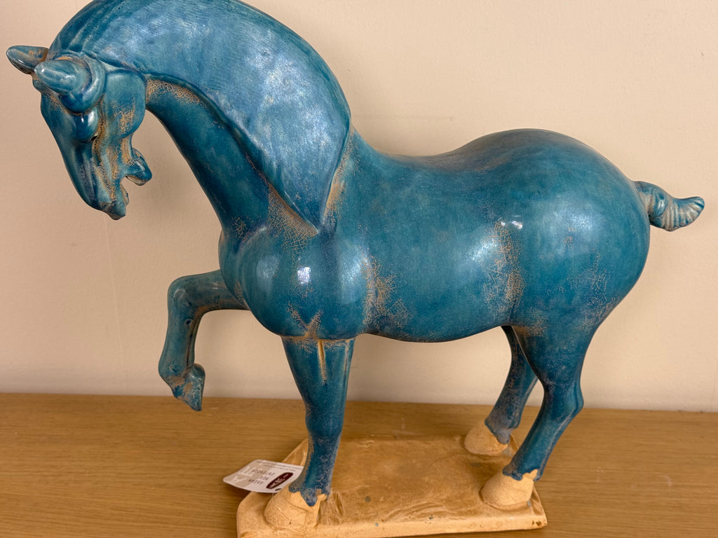 Tang Dynastie Paard Beeld Lichtblauw 41 cm – Handgemaakt Keramiek