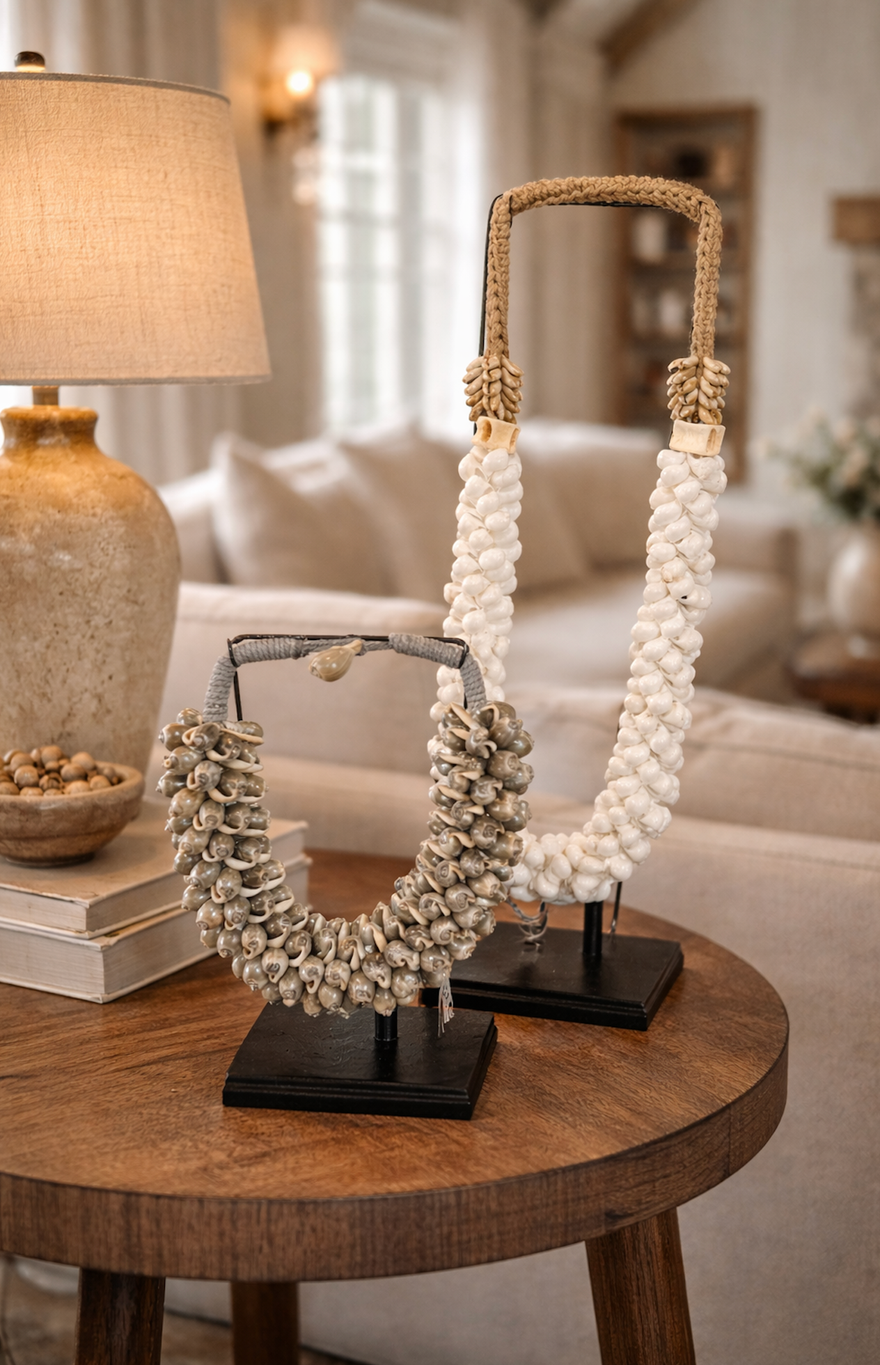 Pole to Pole Schelpenketting Bruin op Statief – Handgemaakt ±32 cm