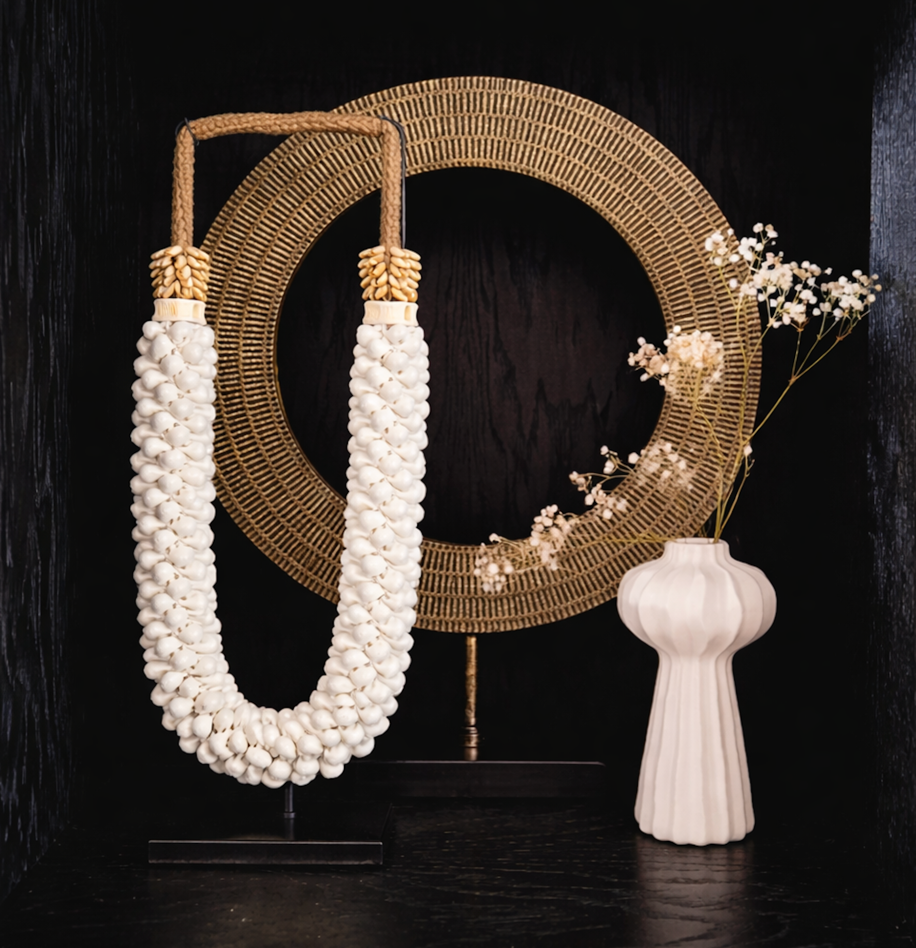 Pole to Pole Schelpenketting Wit op Statief – Handgemaakt ±55 cm