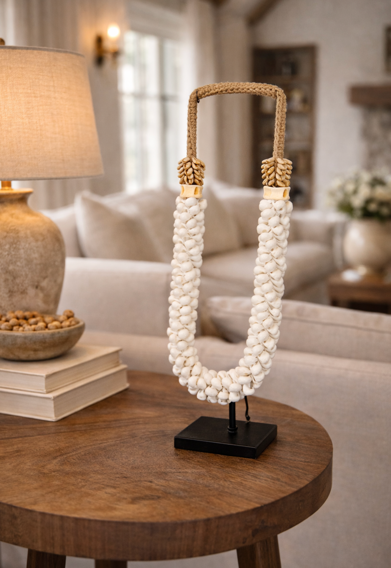 Pole to Pole Schelpenketting Wit op Statief – Handgemaakt ±55 cm